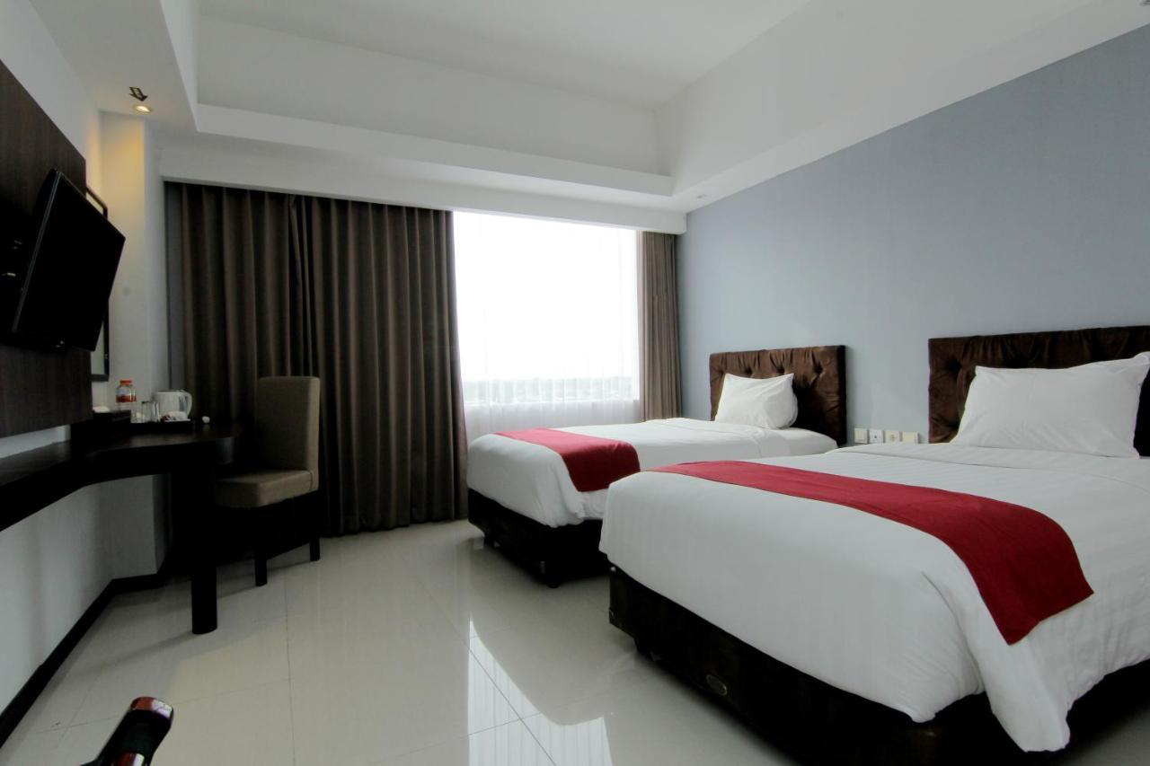The Sun Hotel Madiun Exterior photo