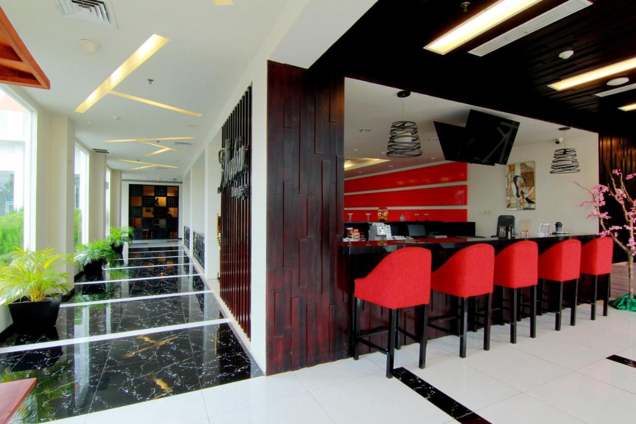 The Sun Hotel Madiun Exterior photo